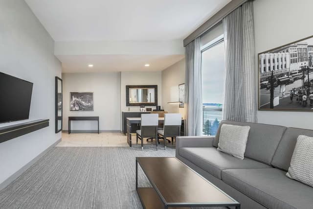 2 QUEEN BEDS 2 ROOM CORNER SUITE