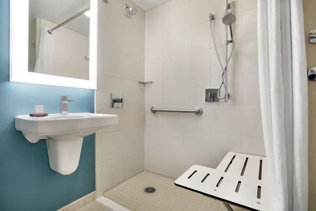 1KG 1BDRM STE MOBILITY ACCESS RI SHWR NO SMOK