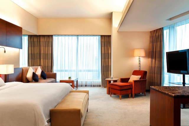 Club Room, 1 King Bed, City View