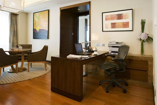 Club Room, 1 King Bed, City View
