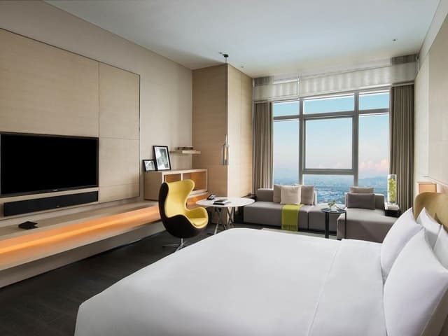 Luxury Room, 1 King Bed, Club Lounge Access