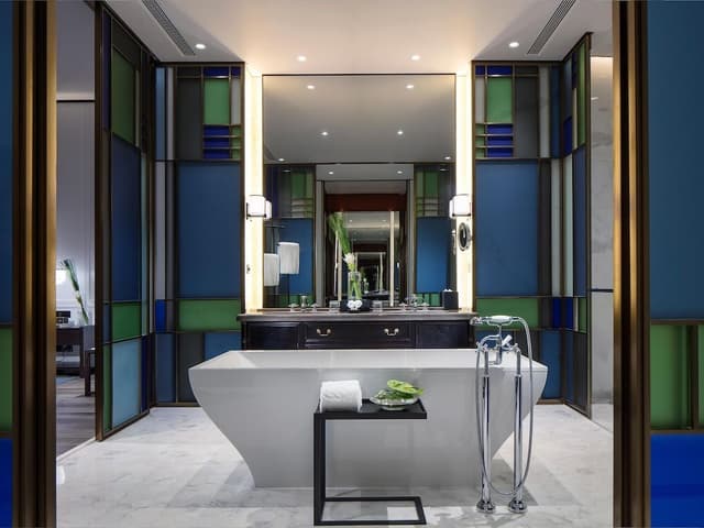 Junior Suite, 1 King Bed, Club Lounge Access