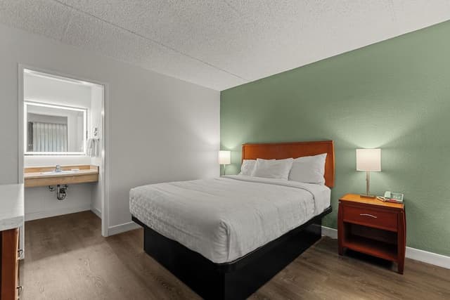 Standard Room, 1 Queen Bed