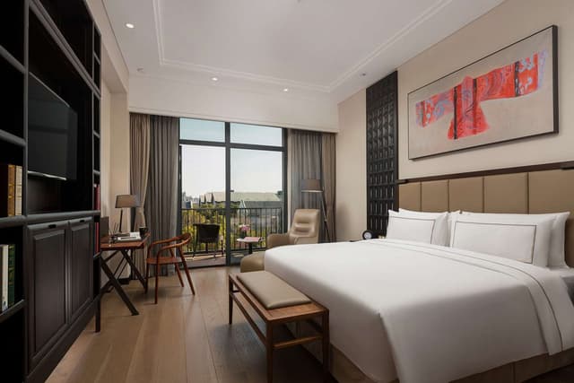 KING DELUXE BALCONY ROOM