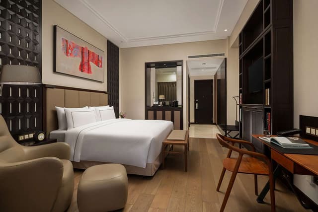 KING DELUXE BALCONY ROOM