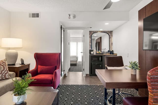 2 ROOM SUITE - 1 KING BED ACCESSIBLE W/ TUB