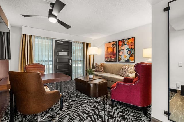 2 ROOM SUITE - 1 KING BED ACCESSIBLE RI SHWR