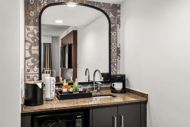 2 RM BALCONY SUITE-2 QUEEN BEDS-AVIATION VIEW