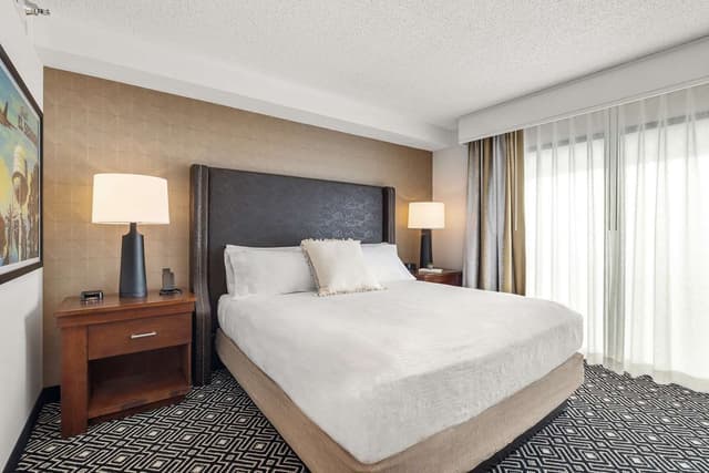 2 ROOM SUITE - 1 KING BED ACCESSIBLE RI SHWR