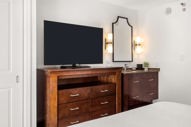 2 ROOM SUITE - 1 KING BED ACCESSIBLE RI SHWR