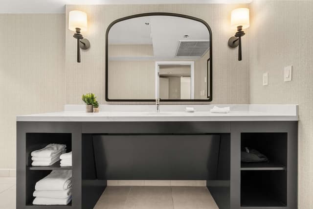2 ROOM SUITE - 1 KING BED ACCESSIBLE W/ TUB