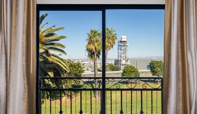 2 ROOM BALCONY SUITE-1 KING BED- HIGH FLOOR