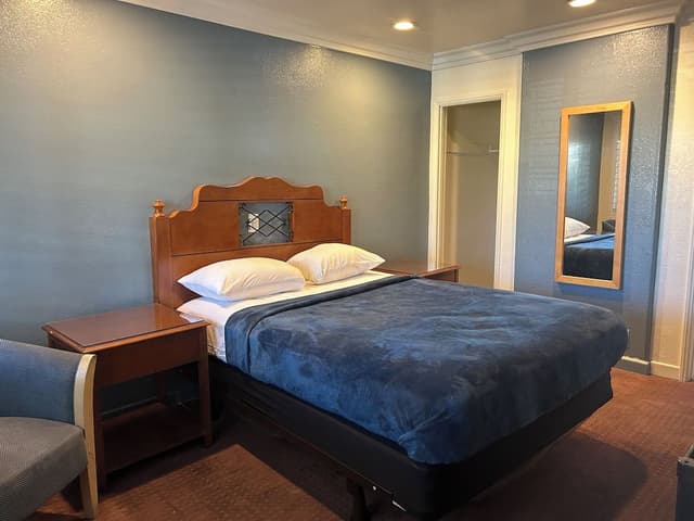 Basic Single Room, 1 Queen Bed, Accessible