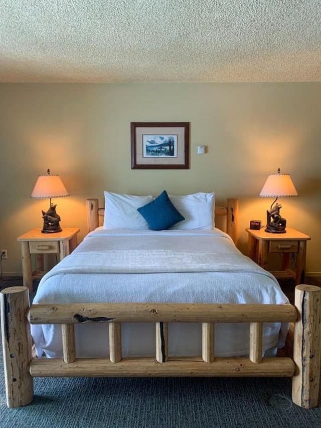 Standard Room, 1 Queen Bed, Lake View (Balcony or Patio)