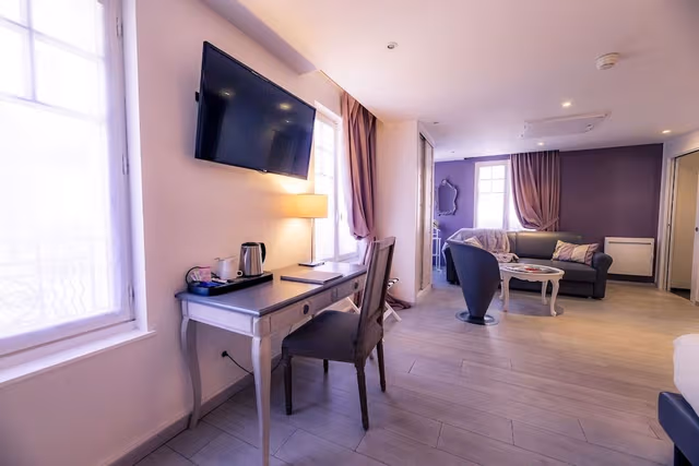 Family Room, 1 King Bed with Sofa bed