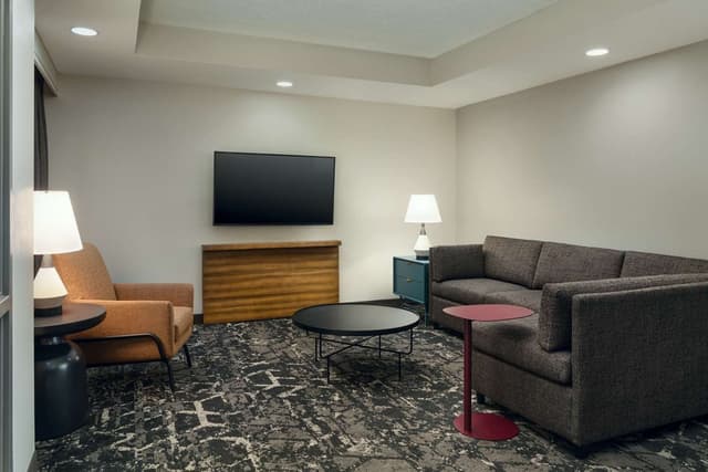2 ROOM HOSPITALITY SUITE-1 KING BED-NOSMOK