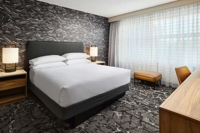 2 ROOM HOSPITALITY SUITE-1 KING BED-NOSMOK
