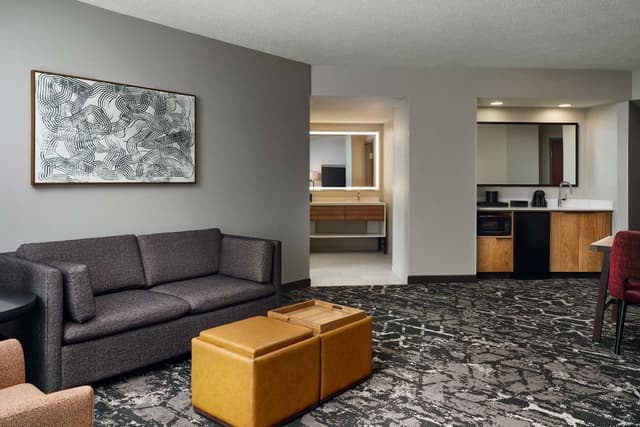 2 ROOM CORNER SUITE-1 KING BED-NONSMOKING