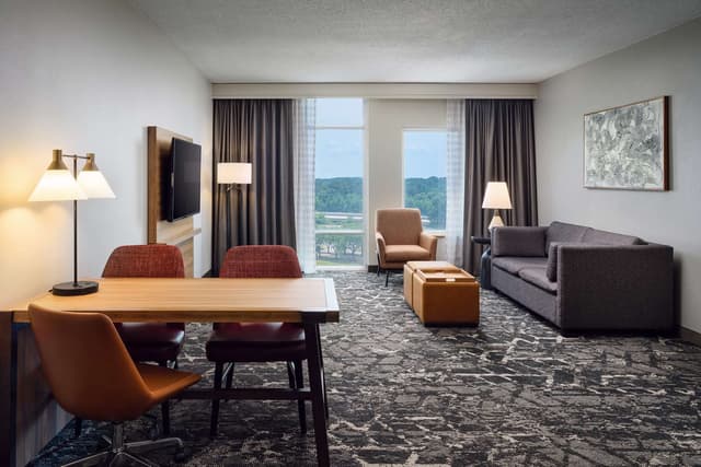 2 ROOM CORNER SUITE-1 KING BED-NONSMOKING
