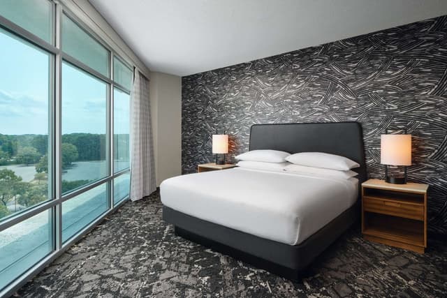2 ROOM CORNER SUITE-1 KING BED-NONSMOKING