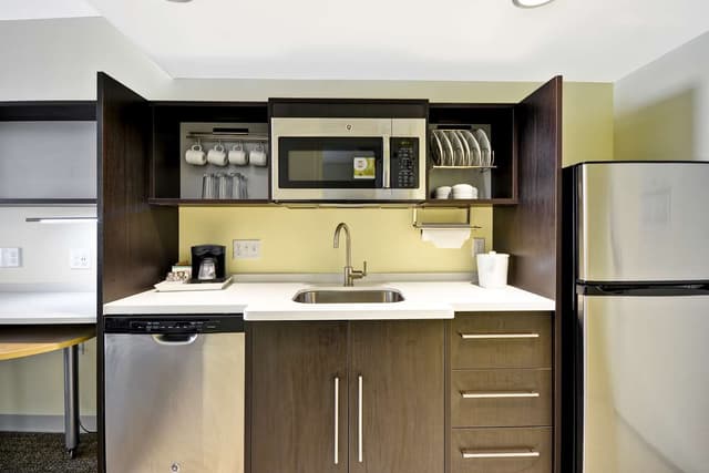 1QUEEN HEARING ACCESSIBLE SUITE NONSMOKING