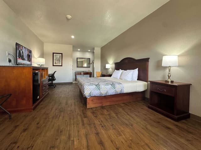 Deluxe Room, 1 King Bed, Accessible, Non Smoking