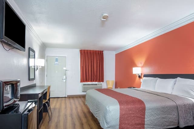 Deluxe Room, 1 King Bed, Smoking, Refrigerator & Microwave