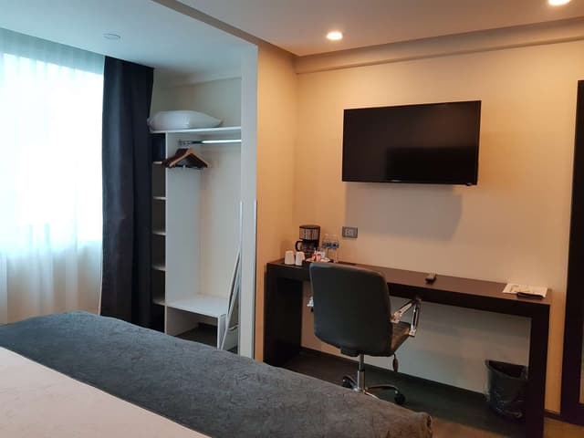 1 King Bed, Non-Smoking, Hairdryer, Coffee Maker, Led Television, Wi-Fi, Continental Breakfast