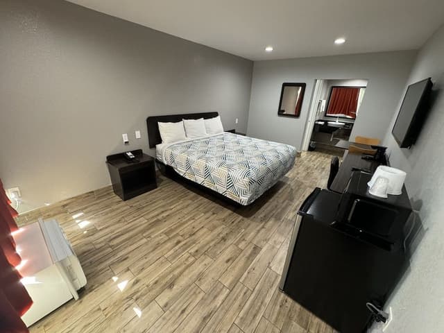 Deluxe Room, 1 King Bed, Non Smoking, Refrigerator & Microwave