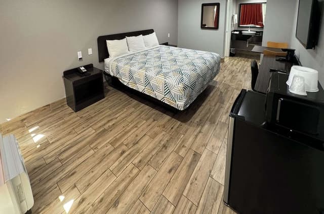 Deluxe Room, 1 King Bed, Non Smoking, Refrigerator & Microwave