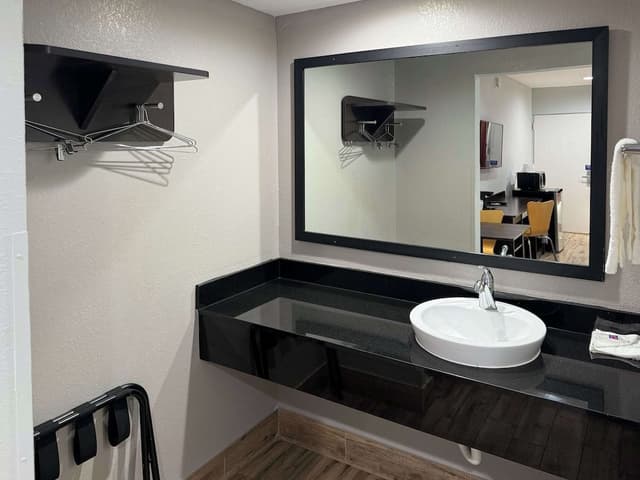 Deluxe Room, 1 King Bed, Non Smoking, Refrigerator & Microwave