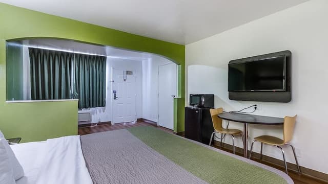Deluxe Room, 1 King Bed, Non Smoking, Refrigerator & Microwave