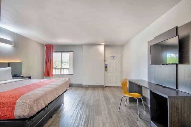 Deluxe Room, 1 King Bed, Non Smoking, Refrigerator & Microwave