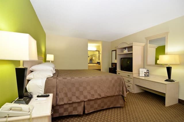 Deluxe Room, 1 King Bed, Smoking, Refrigerator & Microwave