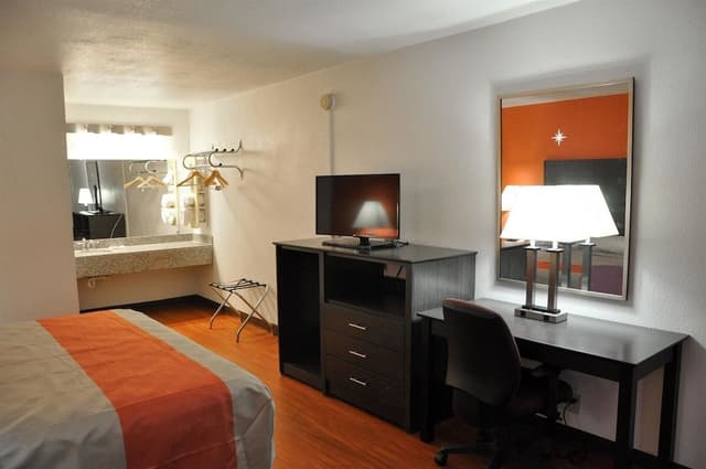Deluxe Room, 1 King Bed, Accessible, Non Smoking