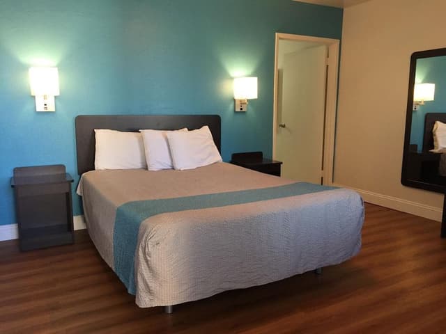 Standard Suite, 1 King Bed, Non Smoking, Refrigerator & Microwave