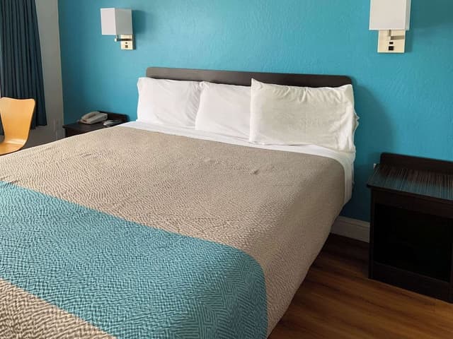 Standard Room, 1 Queen Bed, Non Smoking, Refrigerator