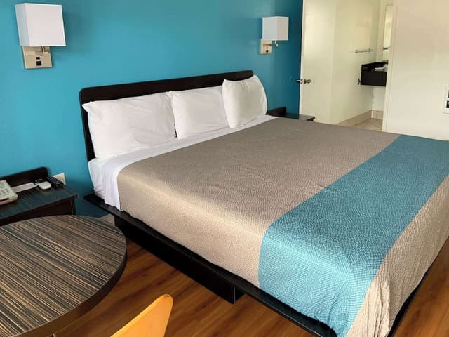 Standard Room, 1 Queen Bed, Non Smoking, Refrigerator