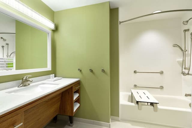 1 DOUBLE HEARING ACCESSIBLE STUDIO SUITE NS