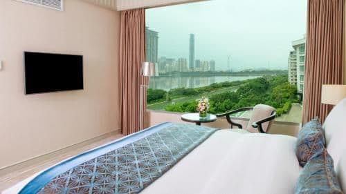 Premier Lake View Suite King
