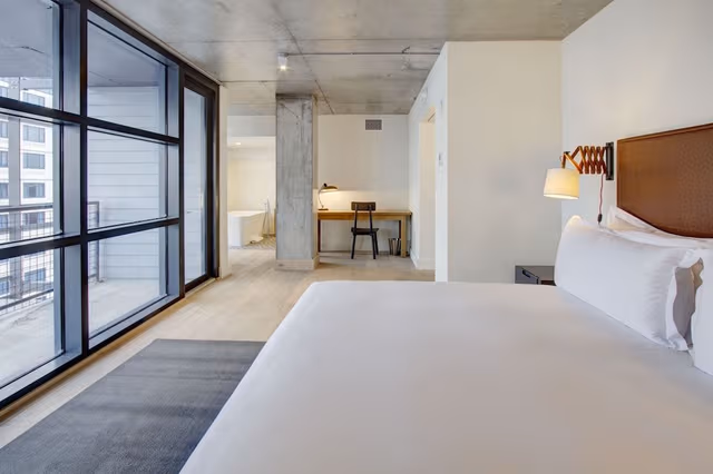 Studio Balcony King 1 Bed Tub