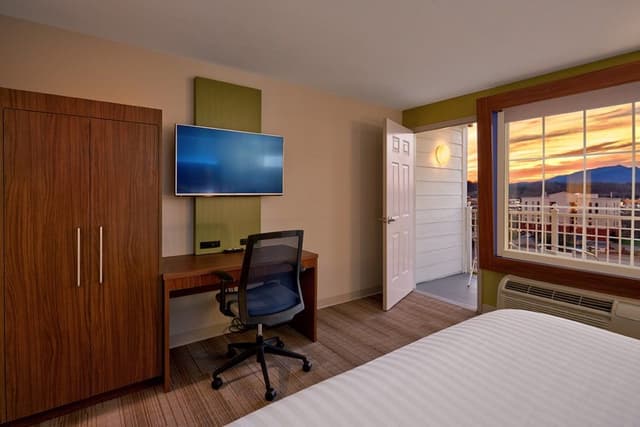 Suite, 1 King Bed, Balcony, Mountain View