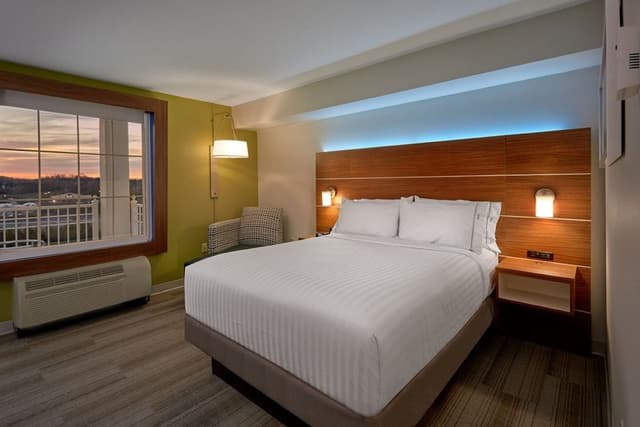 Suite, 1 King Bed, Balcony, Mountain View