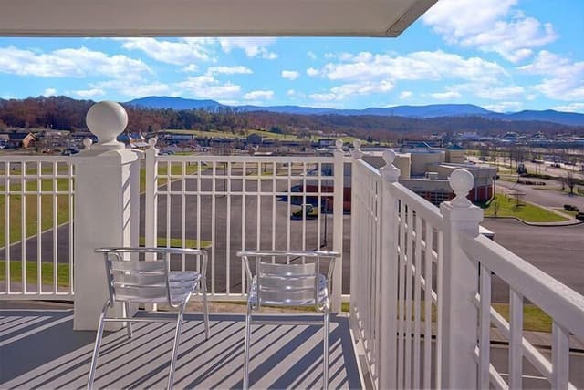 Suite, 1 King Bed, Balcony, Mountain View