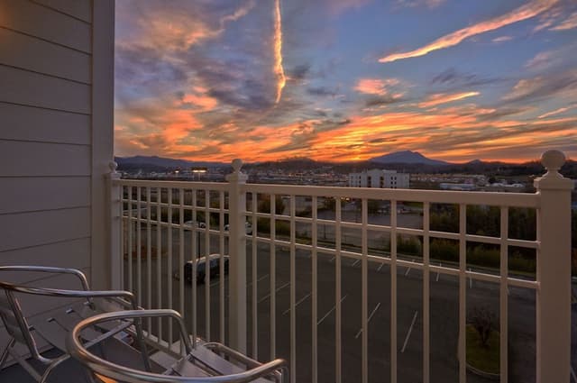 Suite, 1 King Bed, Balcony, Mountain View
