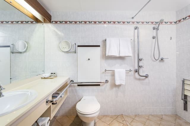Walk In Shower - Deluxe Queen & Single with Courtyard