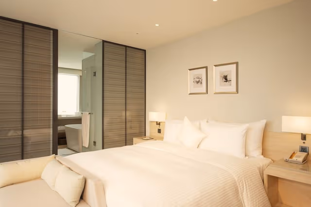 Cozzi Corner King Bed Room