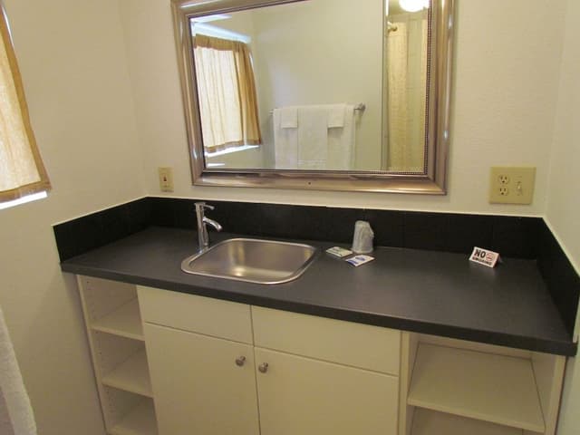 Deluxe Room, 1 Queen Bed, Kitchenette