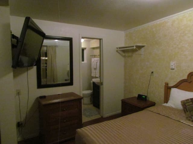 Basic Room, 1 Queen Bed