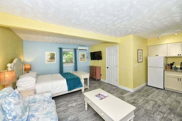 Siesta Suite (1 Queen Bed and 1 Sofabed)